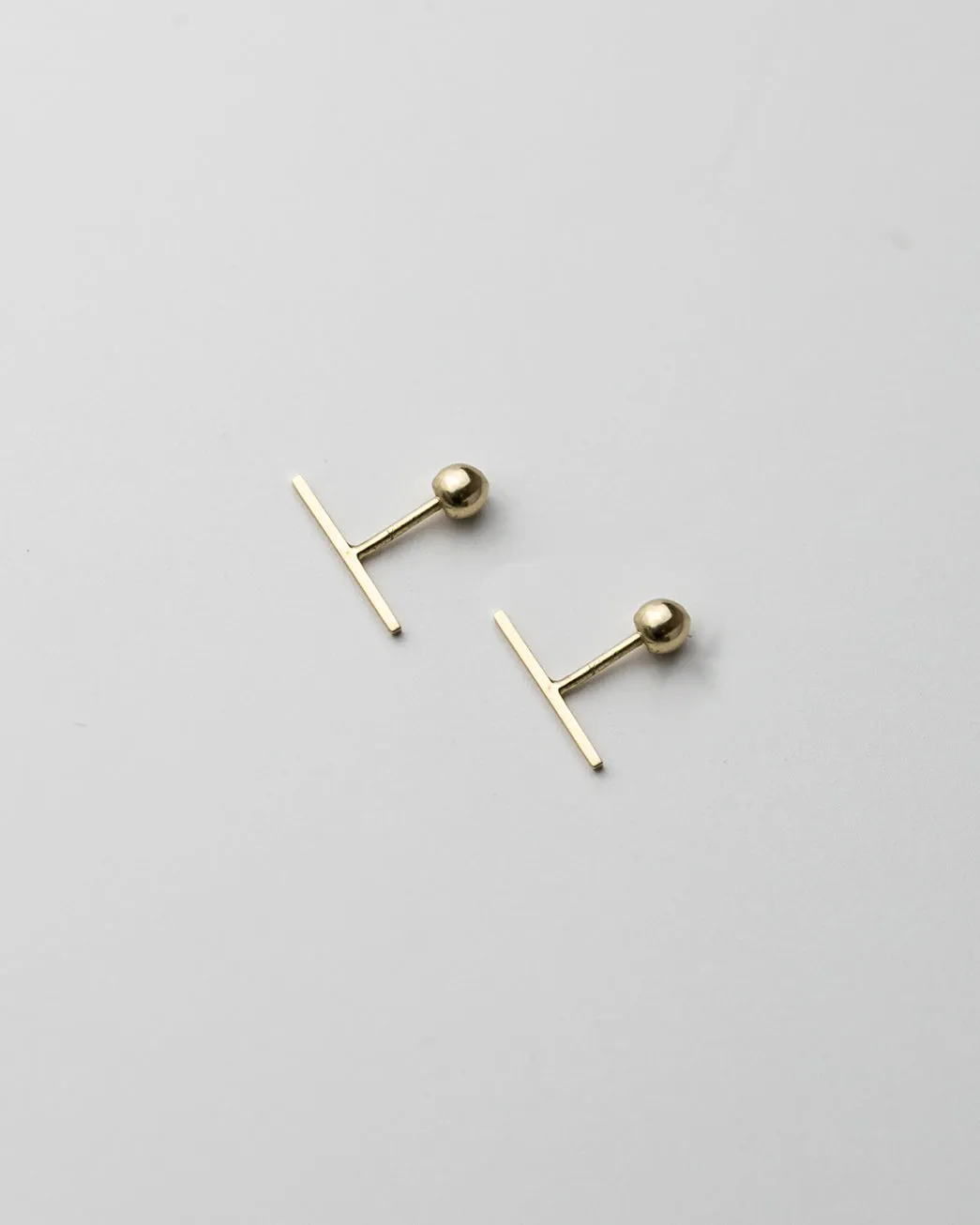 14k Line Stud