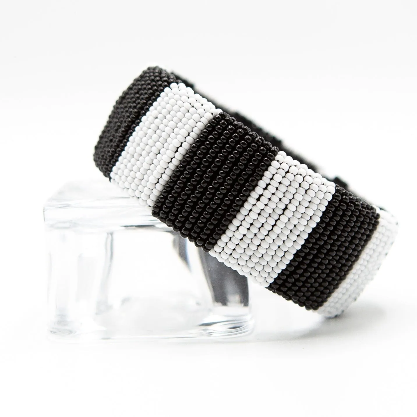 Bracelet en perles de verre noir & blanc élégant