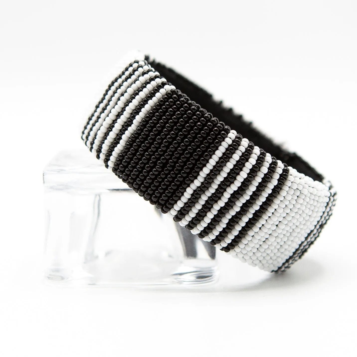 Bracelet en perles de verre noir & blanc élégant